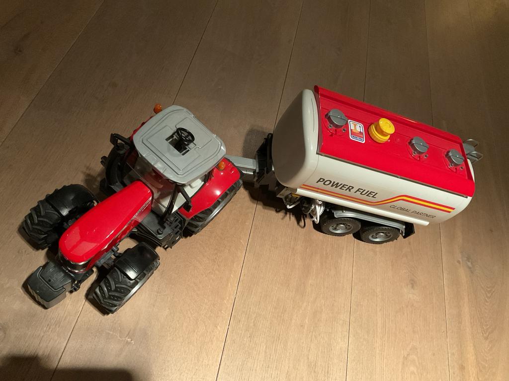 Bruder tractor Massey Ferguson met tankwagen, Ophalen, Zo goed als nieuw