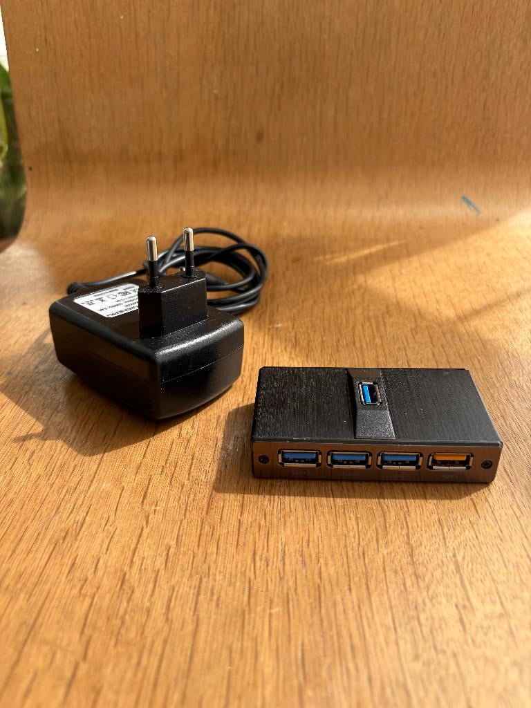 USB 3 hub 4 port +1 Charging port, Computers en Software, Ophalen of Verzenden, Gebruikt, USB-hub, Laptop