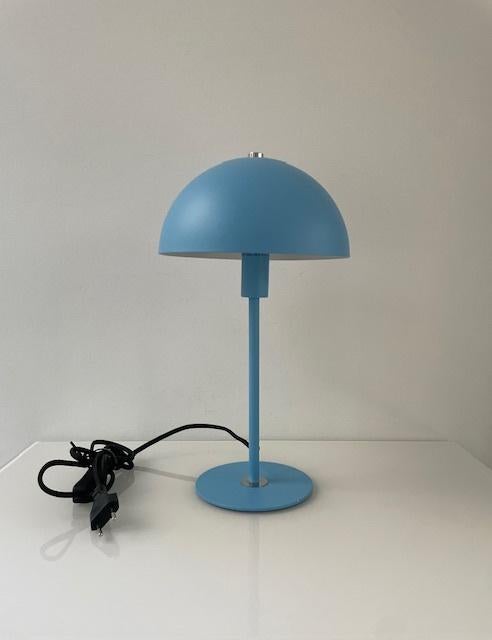 Moderne lichtblauwe tafellamp met koepelkap, Ophalen of Verzenden, Zo goed als nieuw, Metaal, Modern
