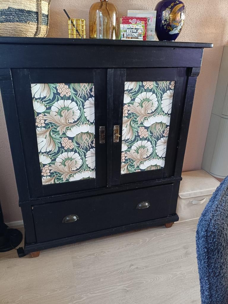 Houten vitrinekast met glazen deurtjes en lade, Ophalen