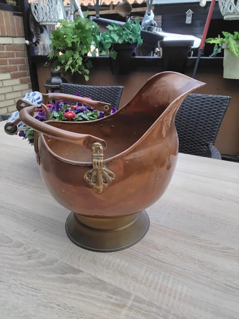 Antieke koperen kolenemmer met porseleinen handvatten, Ophalen