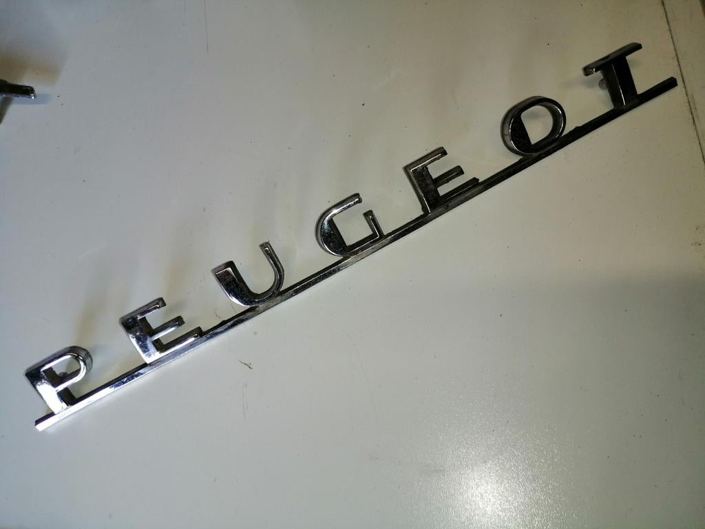 Peugeot oldtimer embleem, Ophalen