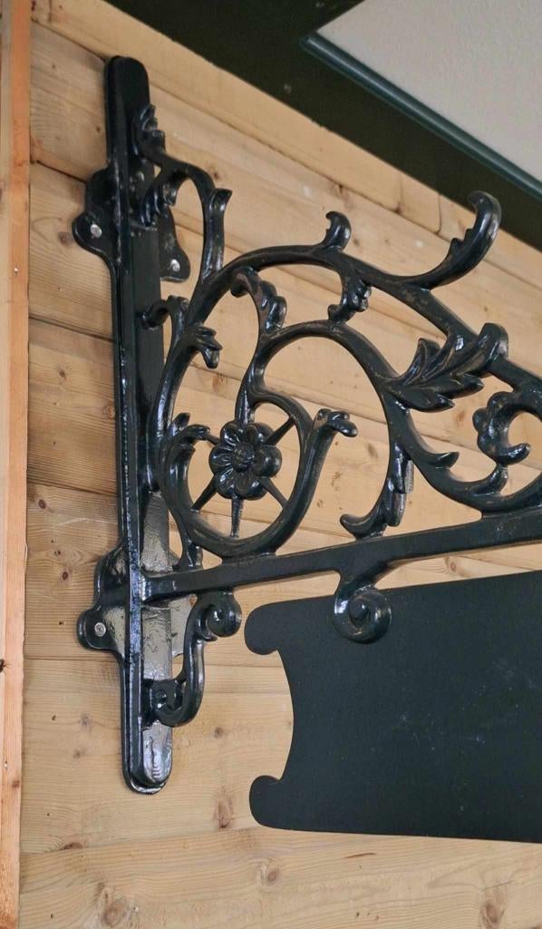 Gietijzeren groot uithangbord, naambord in donkergroen., ., Nieuw, Ophalen of Verzenden, .