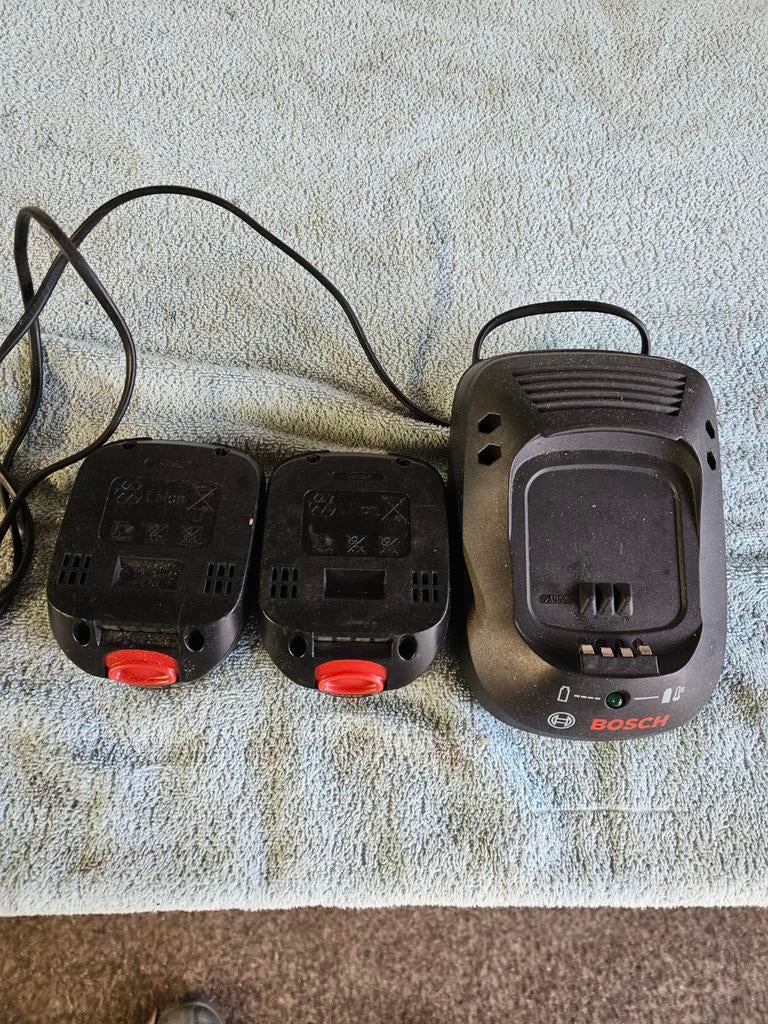 Bosch accus met oplader voor boormachine, Doe-het-zelf en Verbouw, Gereedschap | Machine-onderdelen en Toebehoren, Ophalen