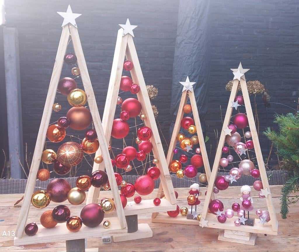 Houten kesrtboom met kerstballen en lampjes H85cm B 35cm, Ophalen