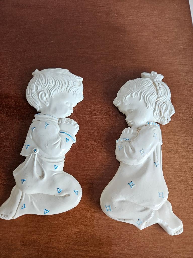 2 Muurbeeldjes gips, Ophalen, Gebruikt, Wanddecoratie