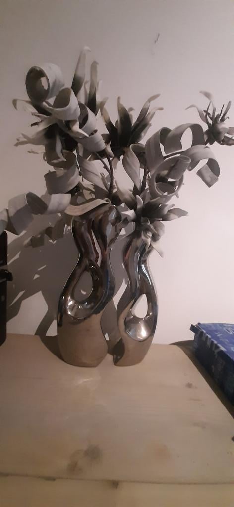 2 stuks vazen met decoratie., Huis en Inrichting, Woonaccessoires | Kunstplanten en Kunstbloemen, Ophalen, Zo goed als nieuw