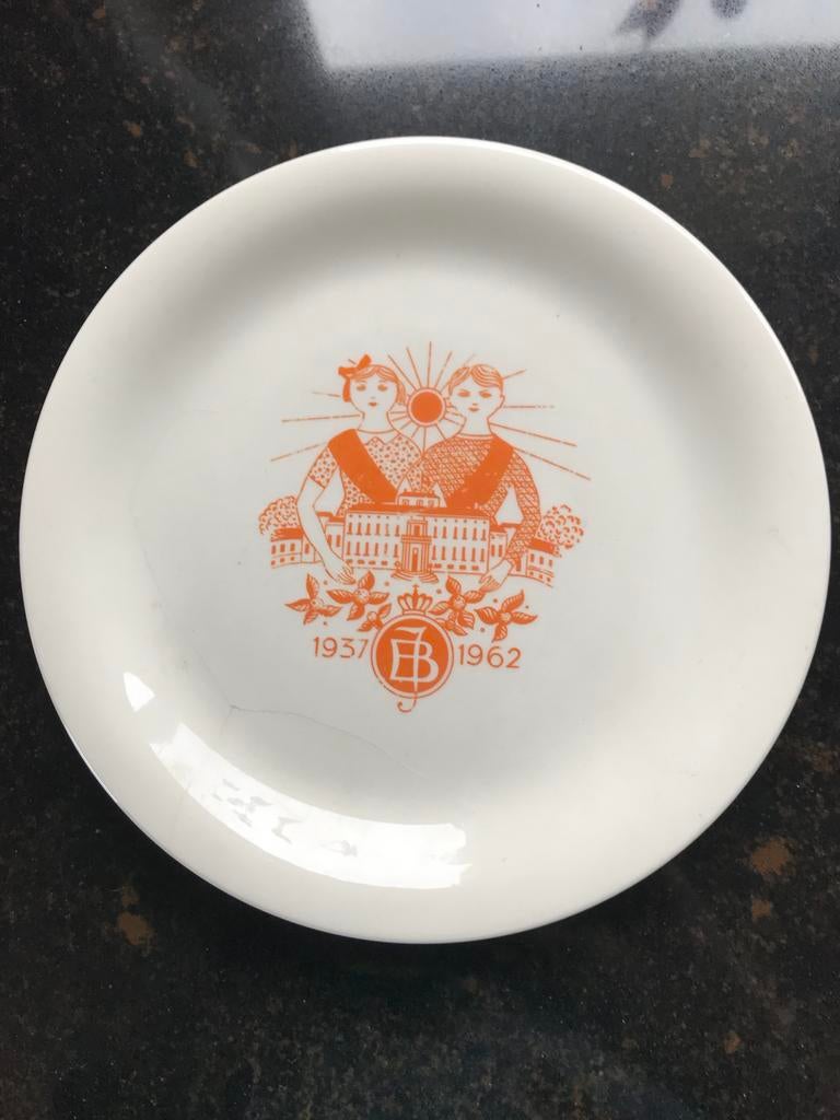 Maastrichts bordje Juliana & Bernhard 25 jaar huwelijk, Ophalen of Verzenden, Gebruikt, Nederland, Servies