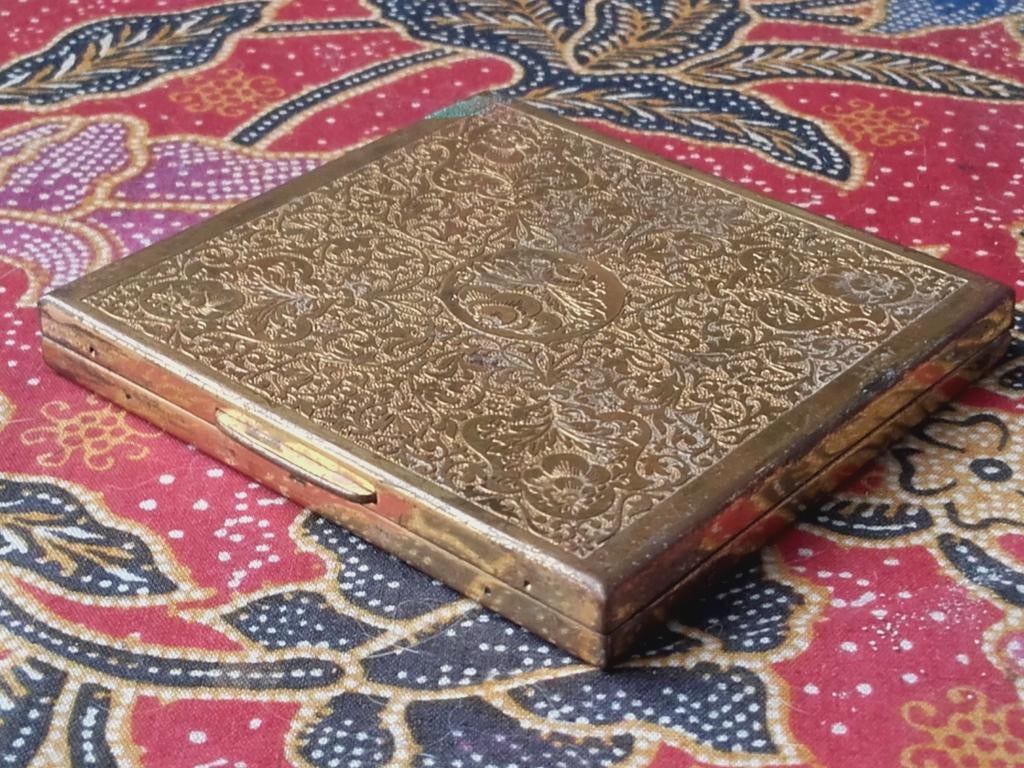 Mooie complete oude vintage compact poederdoos uit Engeland.