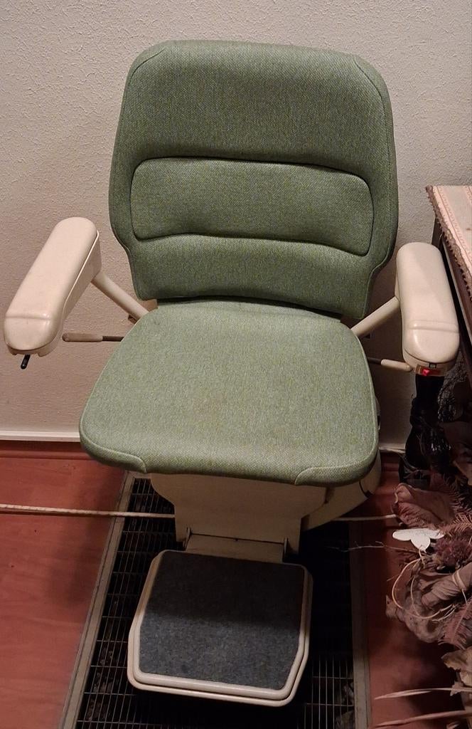 Stannah Saxon traplift met rail voor op trap, Ophalen, Gebruikt, Recht