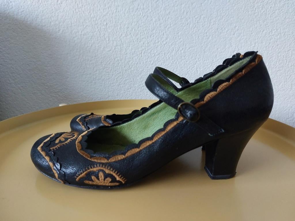 SACHA SCHOENEN van leer afgewerkt met borduursel NIEUWSTAAT, Zwart, Ophalen of Verzenden, Zo goed als nieuw, Schoenen met hoge hakken