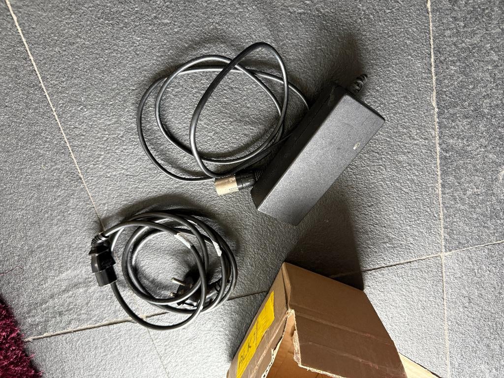 giant acculader voor 4 pins aansluiting, Fietsen en Brommers, Fietsaccessoires | Fietsaccu's, Ophalen of Verzenden, Gebruikt