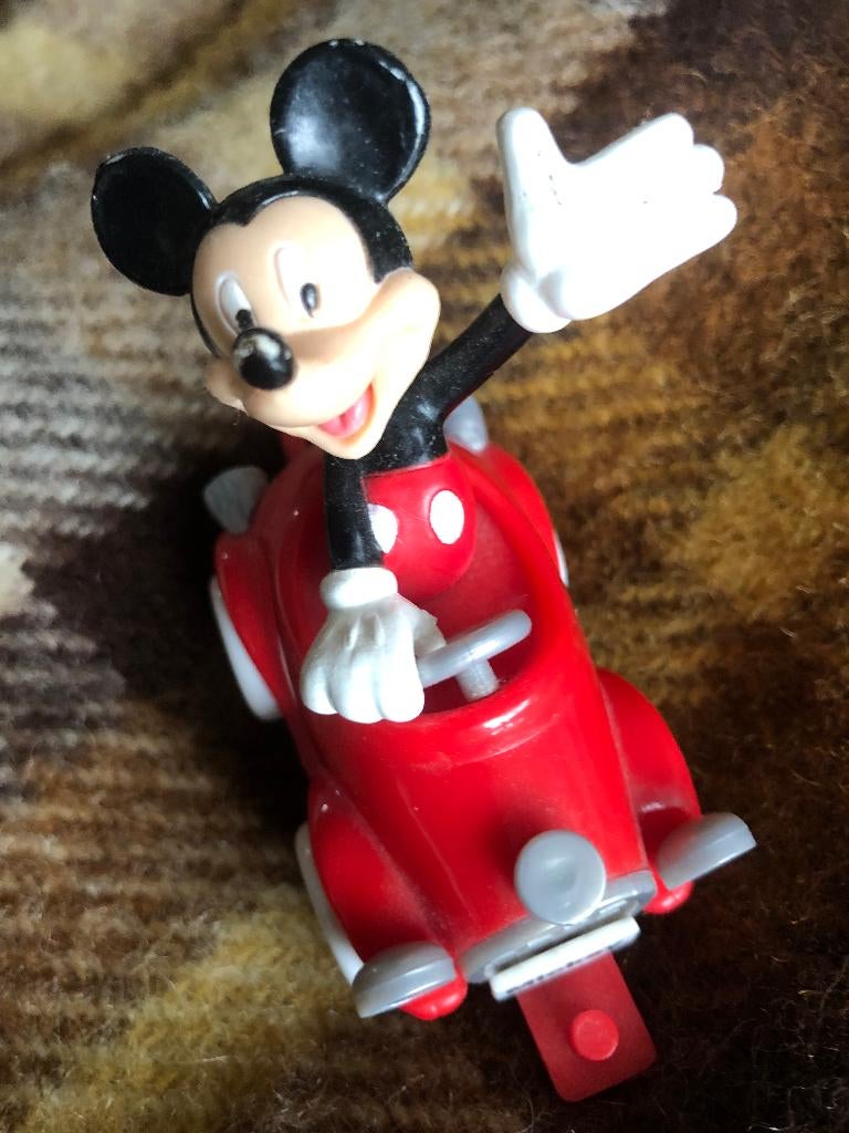 Mickey Mouse   (walt disney ) in Rode Auto ., Verzamelen, Disney, Nieuw, Beeldje of Figuurtje, Mickey Mouse, Ophalen of Verzenden