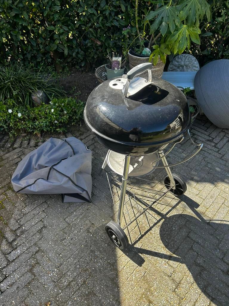Weber bbq met hoes, Tuin en Terras, Houtskoolbarbecues, Ophalen of Verzenden, Zo goed als nieuw