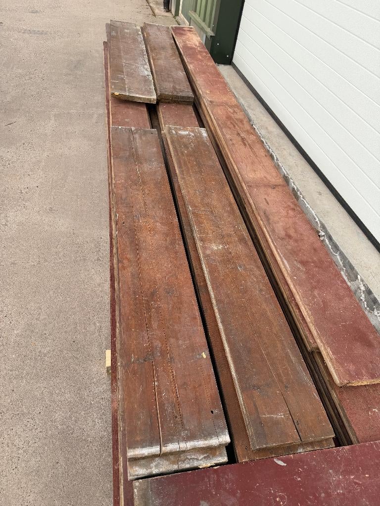 Oude grenenhout vloerdelen 30m2 en wandbeschot 20m2.