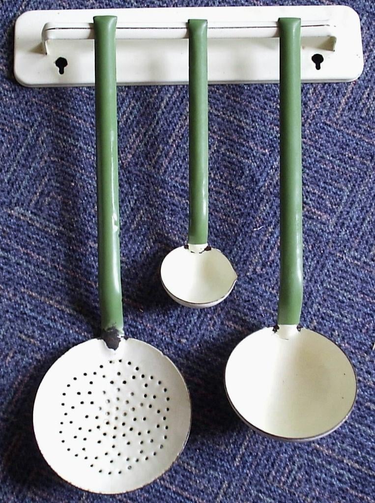 Emaille rekje met 3 ophanglepels groen/cremegeel, Verzenden