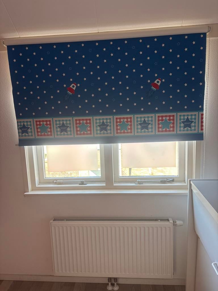 Rolgordijn van Stoer met raketten en sterren, Ophalen, Gebruikt, 100 tot 150 cm, Blauw