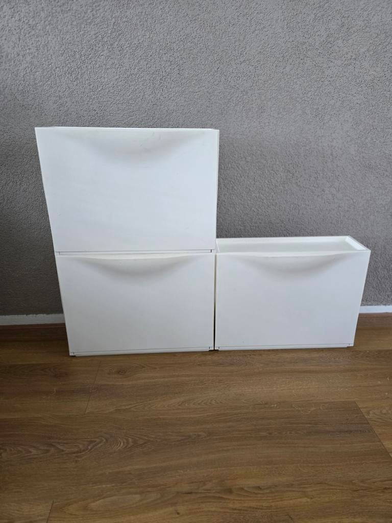 Witte schoenenkast met 3 vakken - IKEA BISSA, Huis en Inrichting, Kasten | Schoenenkasten, Ophalen of Verzenden, Gebruikt, Modern, minimalistisch