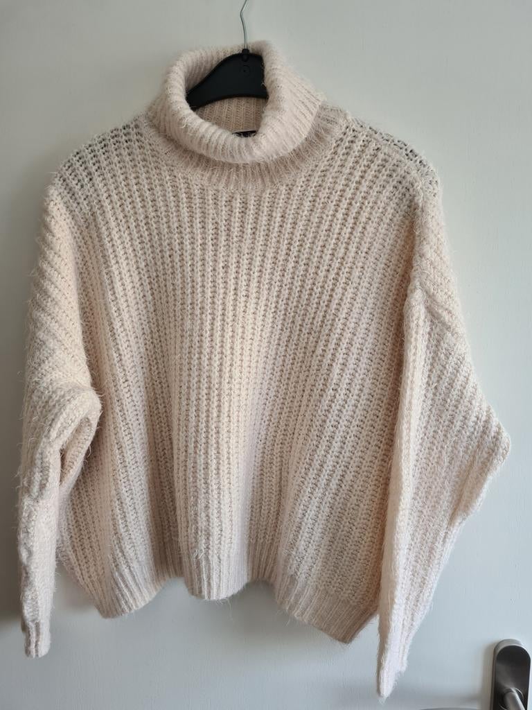 Bershka  zachte warme ecru , licht beige koltrui 
Maat M, Maat 38/40 (M), Beige, Zo goed als nieuw, Bershka