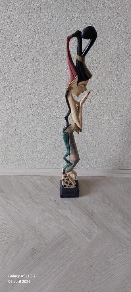 Houten beeld van een vrouw, Ophalen