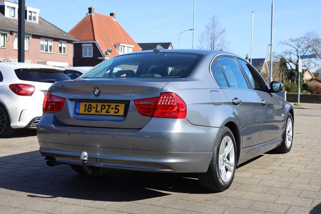 BMW 3 Serie 318i AUTOMAAT | NAVI | LEDER | NAP | TREKHAAK, Automaat, Euro 5, Zwart, Sedan