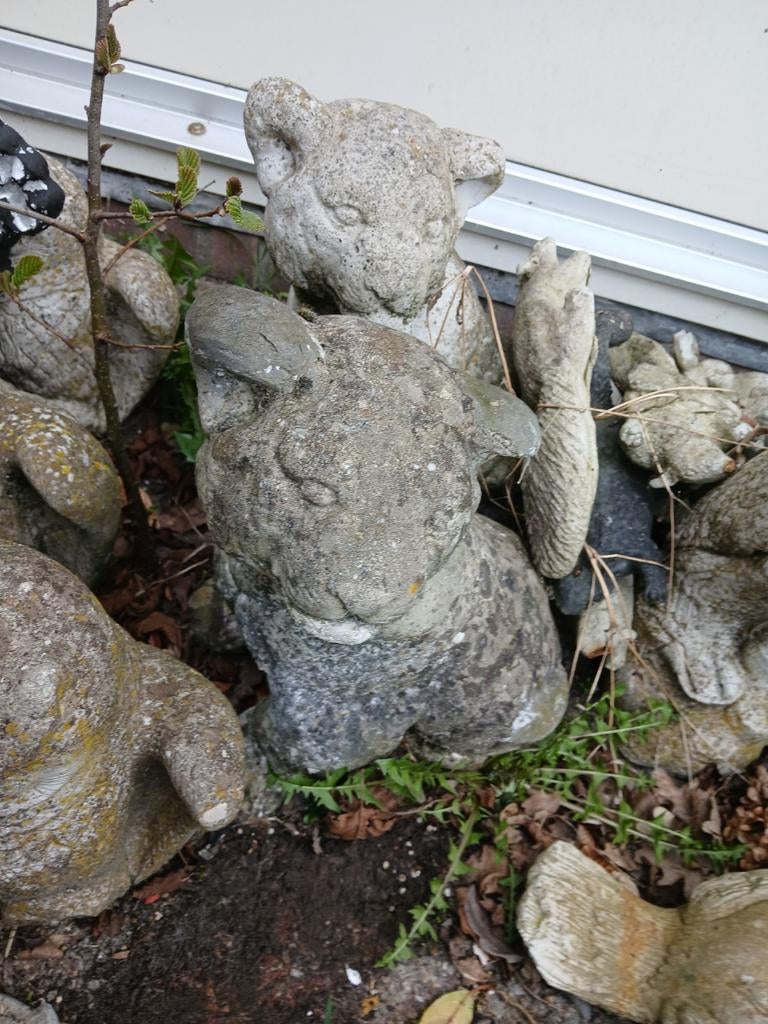 Twee betonnen beelden, Tuin en Terras, Ophalen of Verzenden, Zo goed als nieuw, Beton, Dierenbeeld