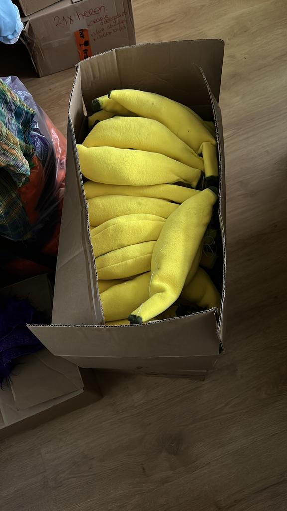 +- 70 Zelfgemaakte bananen / carnaval of loopgroep, Kleding | Dames, Carnavalskleding en Feestkleding, Ophalen of Verzenden, Zo goed als nieuw