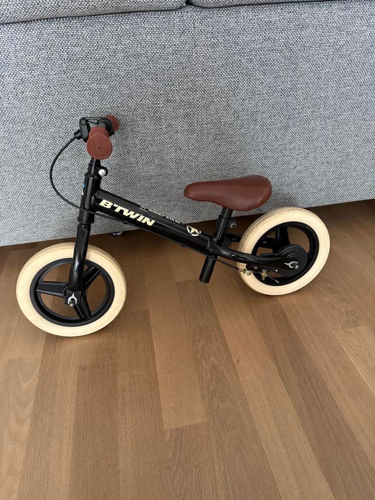B'TWIN Loopfiets Zwart met Bruin Zadel en Handvatten, Kinderen en Baby's, Speelgoed | Buiten | Voertuigen en Loopfietsen, Ophalen of Verzenden
