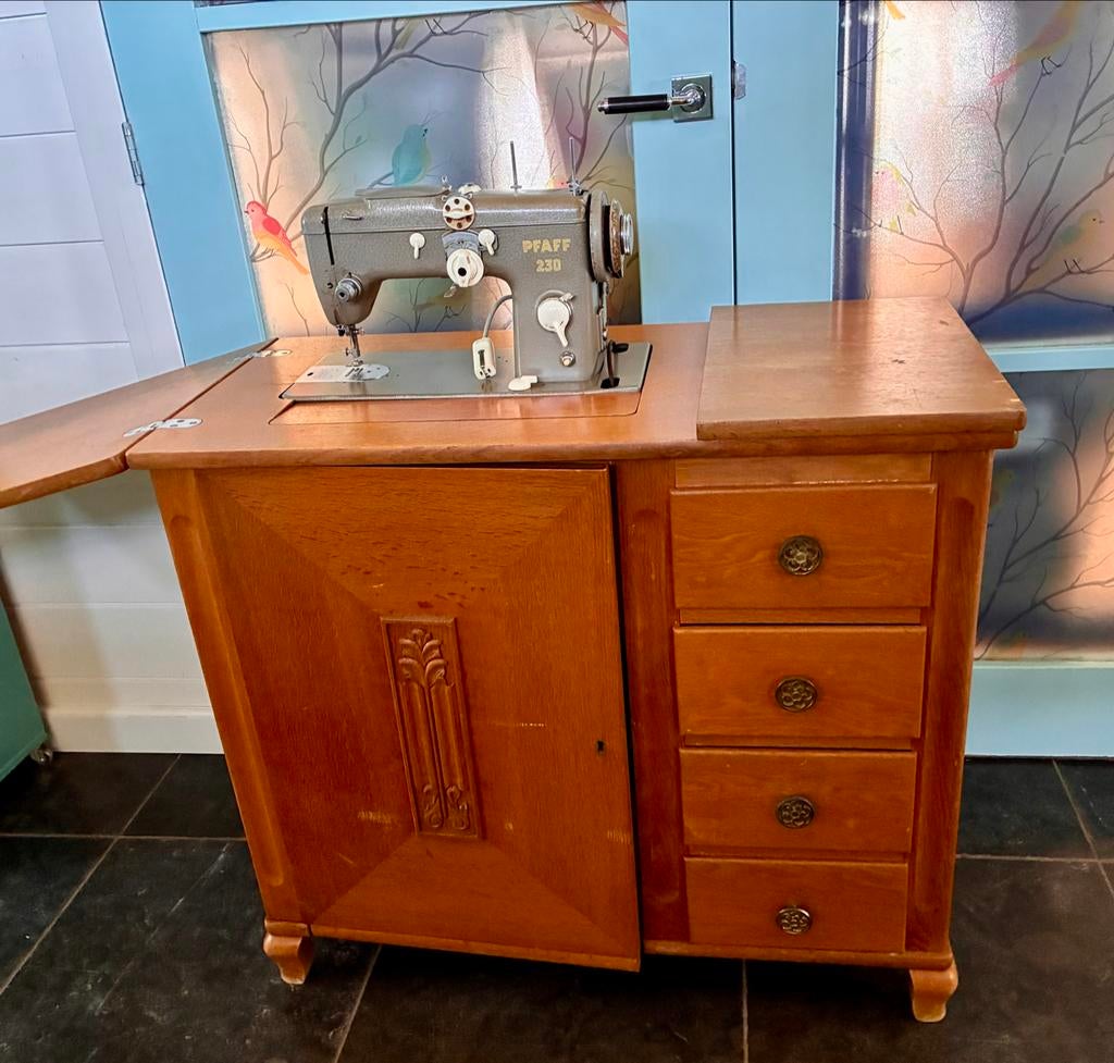 Antiek naaikastje met Pfaff naaimachine 230, Ophalen