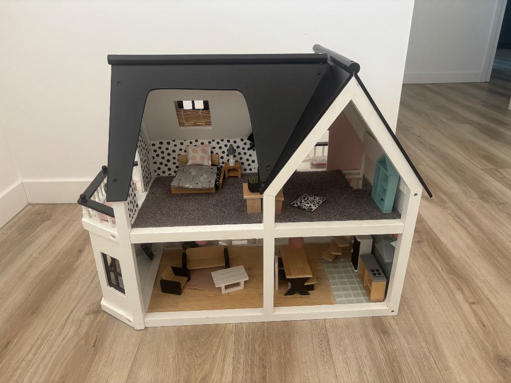 Poppenhuis met meubeltjes, Kinderen en Baby's, Speelgoed | Poppenhuizen, Ophalen, Gebruikt, Poppenhuis