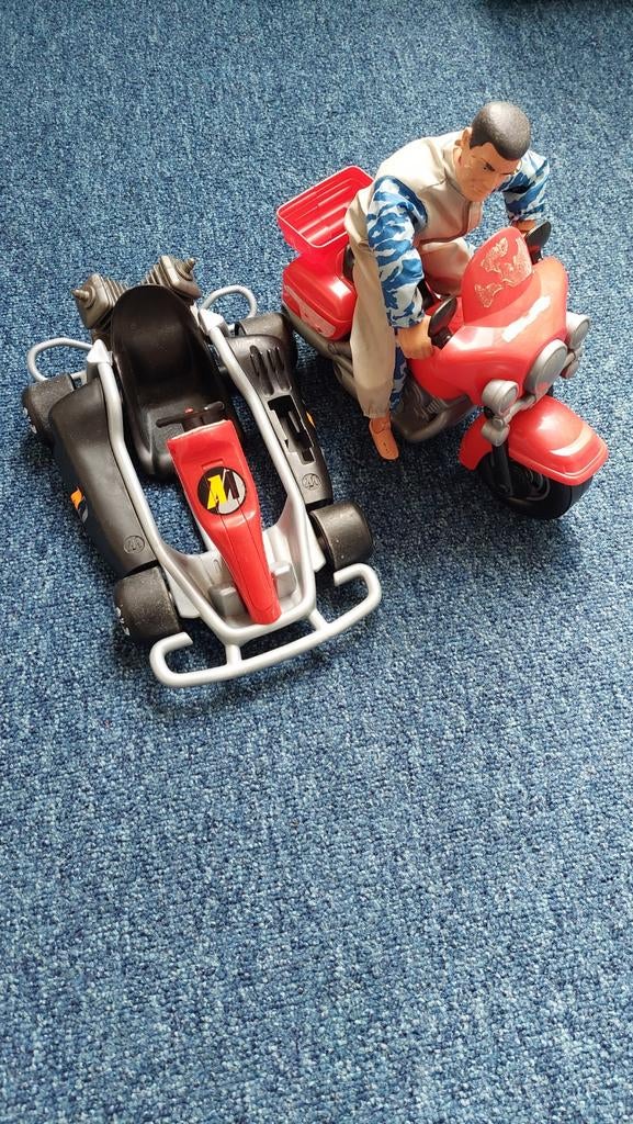 Action man met raceauto en stoere motor., Ophalen