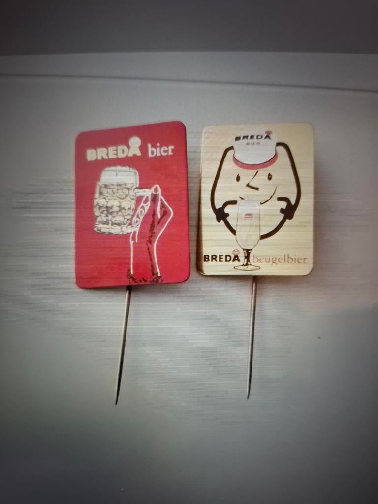2 Soeldjes Breda bier, Ophalen of Verzenden, Zo goed als nieuw, Merk, Speldje of Pin
