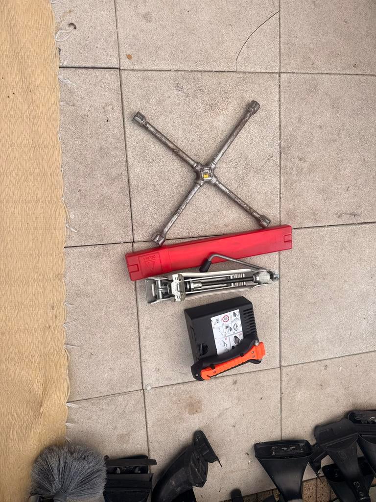 Auto onderdelen: krik, kruissleutel en gevarendriehoek, Ophalen of Verzenden, Gebruikt, Manueel, Schaarkrik