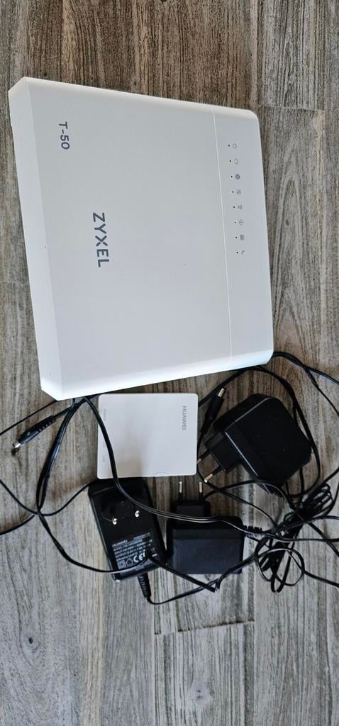 Modem/ router, Ophalen of Verzenden, Zo goed als nieuw, Router met modem, Zyxel & Huawei