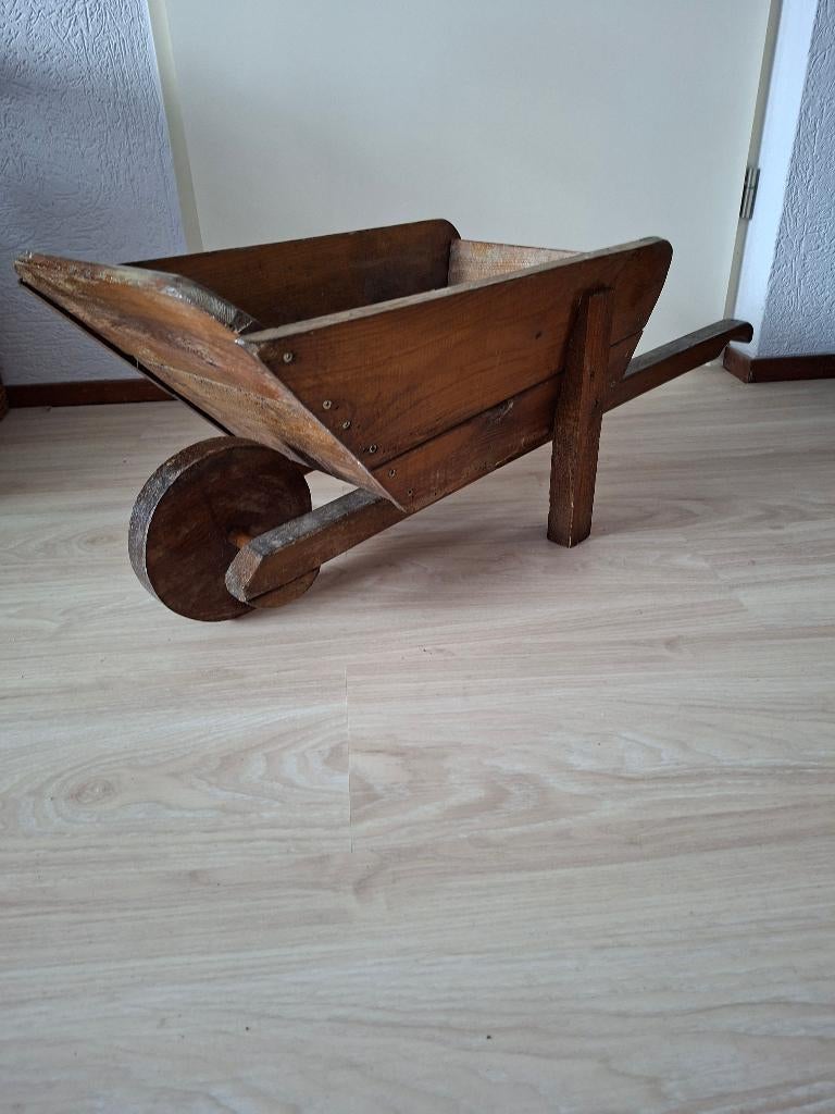 oude houten vintage kruiwagen, Ophalen