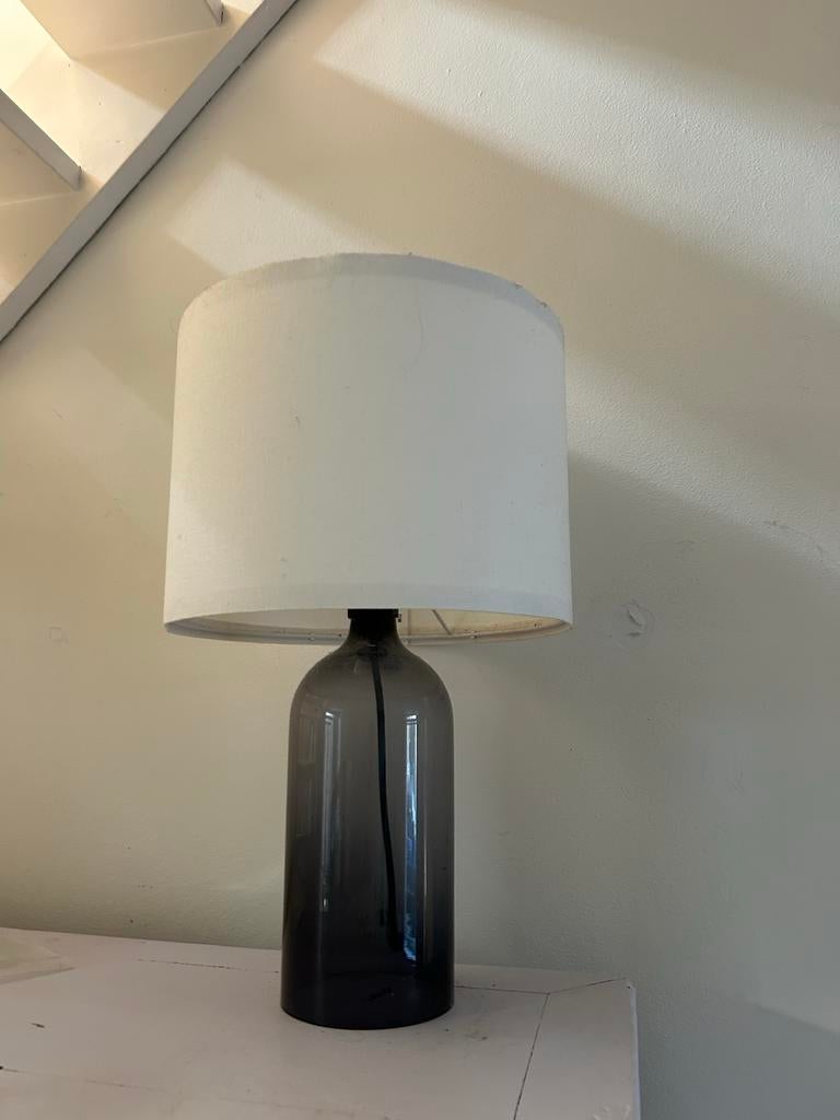 Paarse glazen lamp van IKEA met witte stoffen kap, Ophalen of Verzenden, Gebruikt, Glas, 50 tot 75 cm