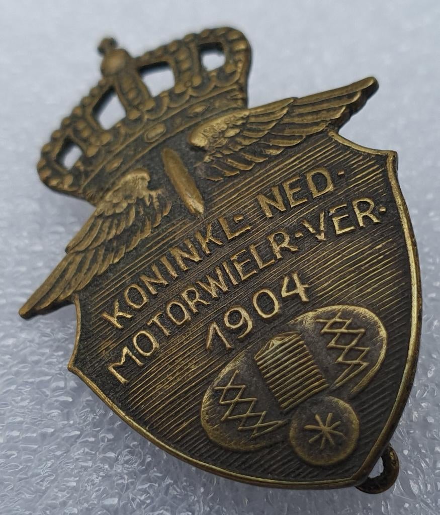 Pre War Broche KNMV, "Konink. Ned. Motorwielr. Ver. 1904", Verzamelen, Verzenden, Zo goed als nieuw, Transport, Speldje of Pin