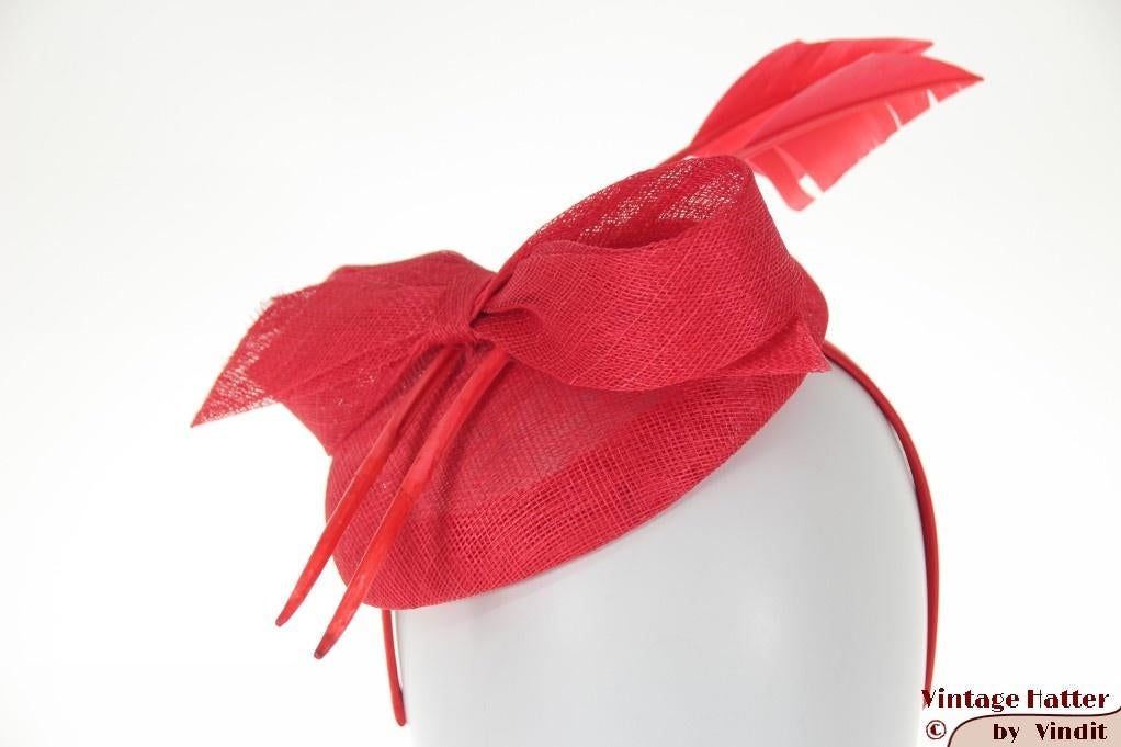 Disc Fascinator rood sisal sinamay met 2 veren nieuw 1 size, Ophalen of Verzenden, Nieuw, One size fits all, Hoed