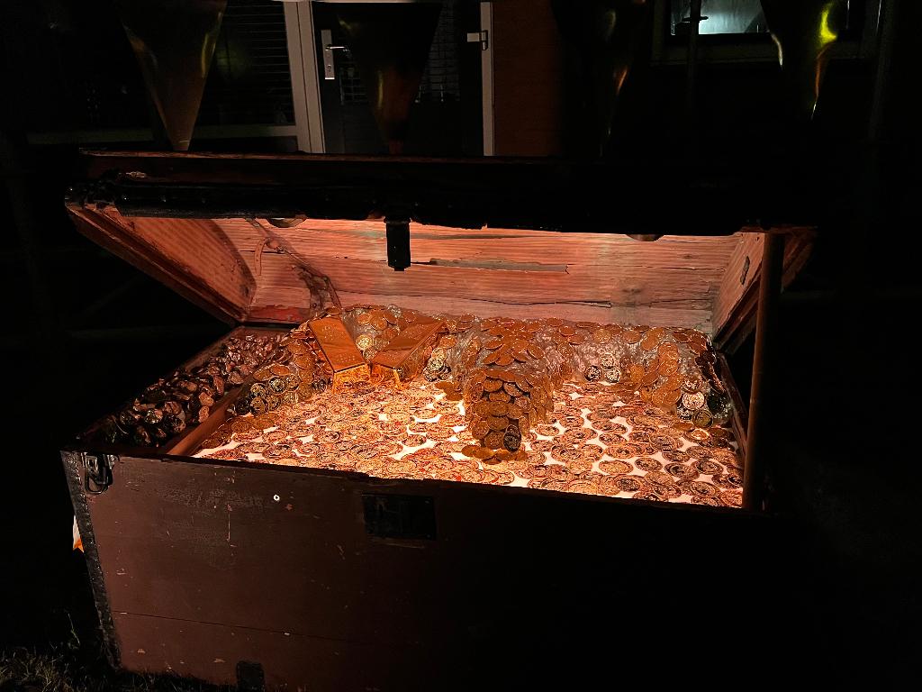 Leuke blikvanger: Schatkist + Goudzoeker (Thema: GOUD), Ophalen, Gebruikt, Versiering, Fantasy