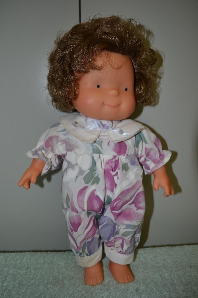 Mooi geinig famosa popje met originele kleding NR 5528, Verzamelen, Poppen, Ophalen of Verzenden, Zo goed als nieuw, Pop