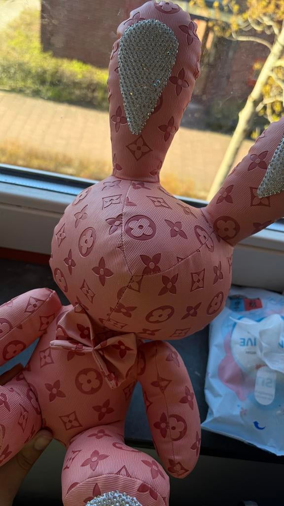 Knuffel LV - Roze met strass oren - Decoratief, Gebruikt, Overige typen, Ophalen of Verzenden, Met kleding of accessoire