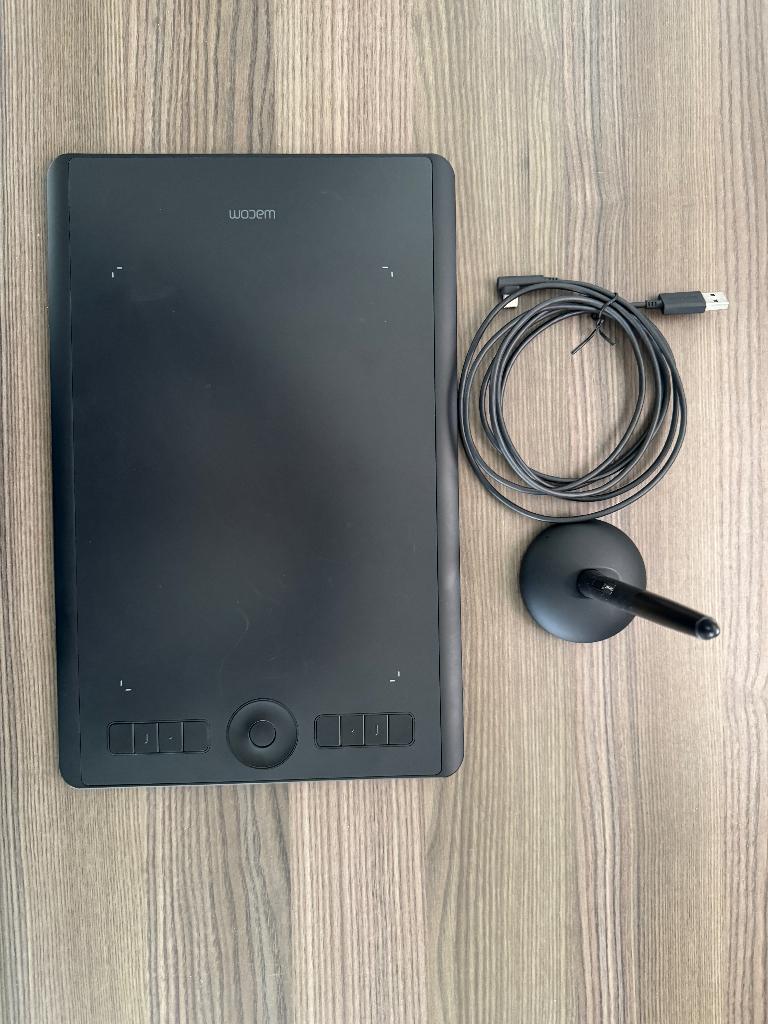 2.	Wacom tablet Intuos Pro Medium, Computers en Software, Tekentablets, Verzenden, Multi-touch, Zo goed als nieuw, Wacom