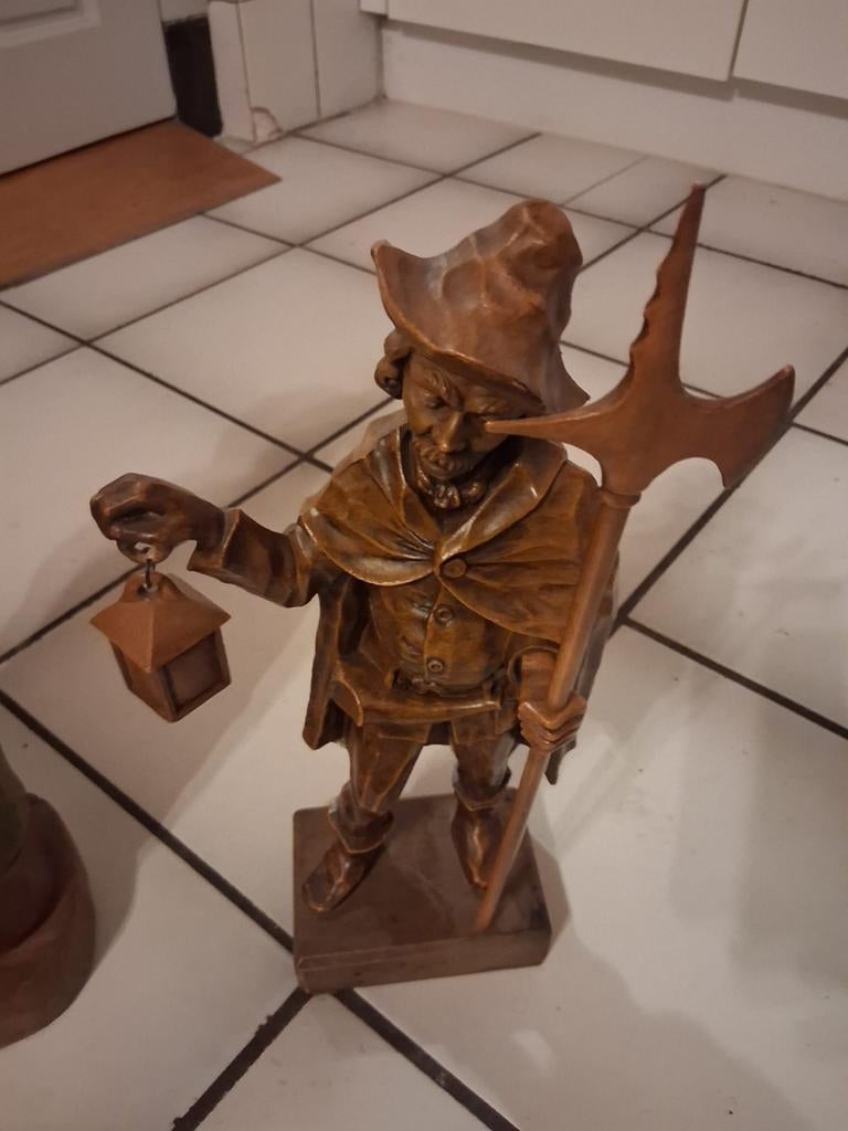 Houten beelden: Man met lantaarn, golfer, boer en boerin, Ophalen