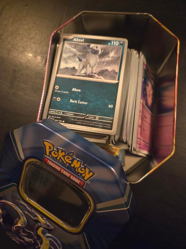 Pokémon kaarten in blik, Hobby en Vrije tijd, Verzamelkaartspellen | Pokémon, Ophalen of Verzenden