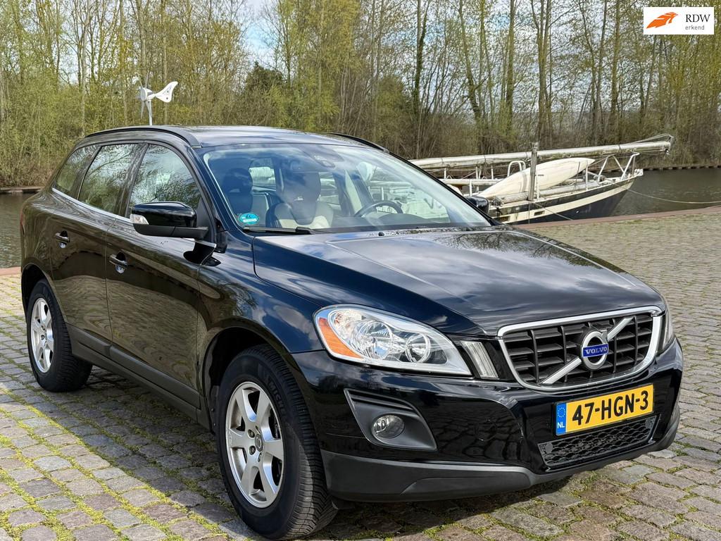 Volvo XC60 2.4D AWD Momentum Automaat 1e eigenaar airco crui, Automaat, Gebruikt, 197 €/maand, 2000 kg