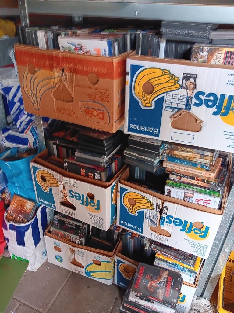 130 dvd.s in bananendoos lotje, Alle leeftijden, Ophalen of Verzenden, Zo goed als nieuw