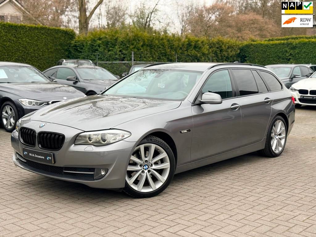BMW 5-serie Touring 523i Executive|Trekhaak|Navigatie|Automa, Euro 5, Gebruikt, Zwart, 2000 kg
