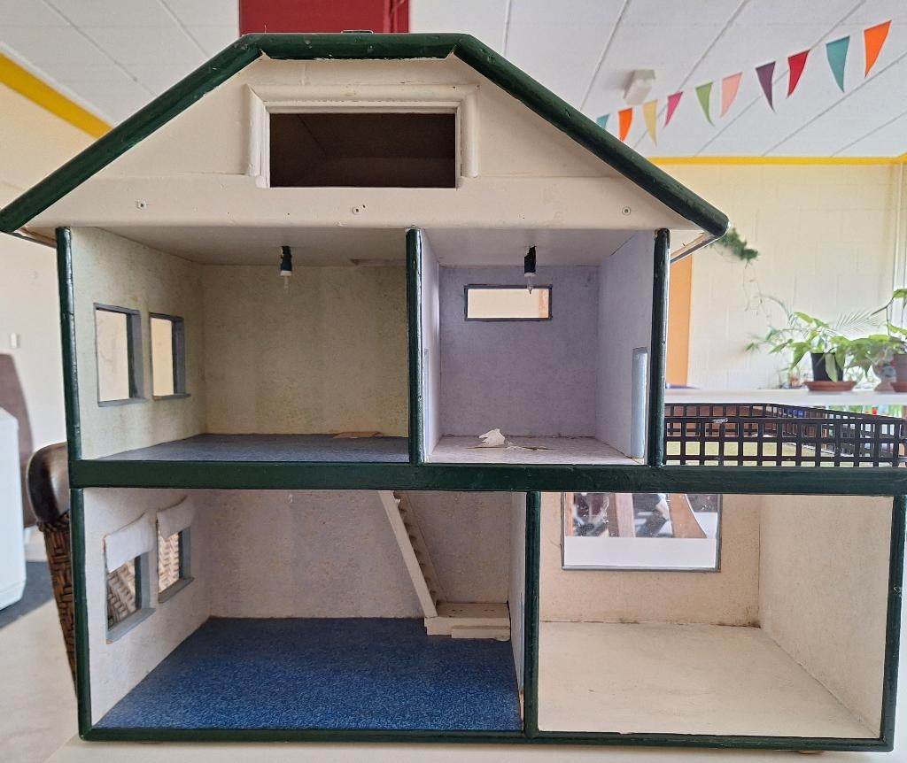 Poppenhuis opknapper 4 kamers, zolder en terras, Ophalen, Gebruikt, Poppenhuis