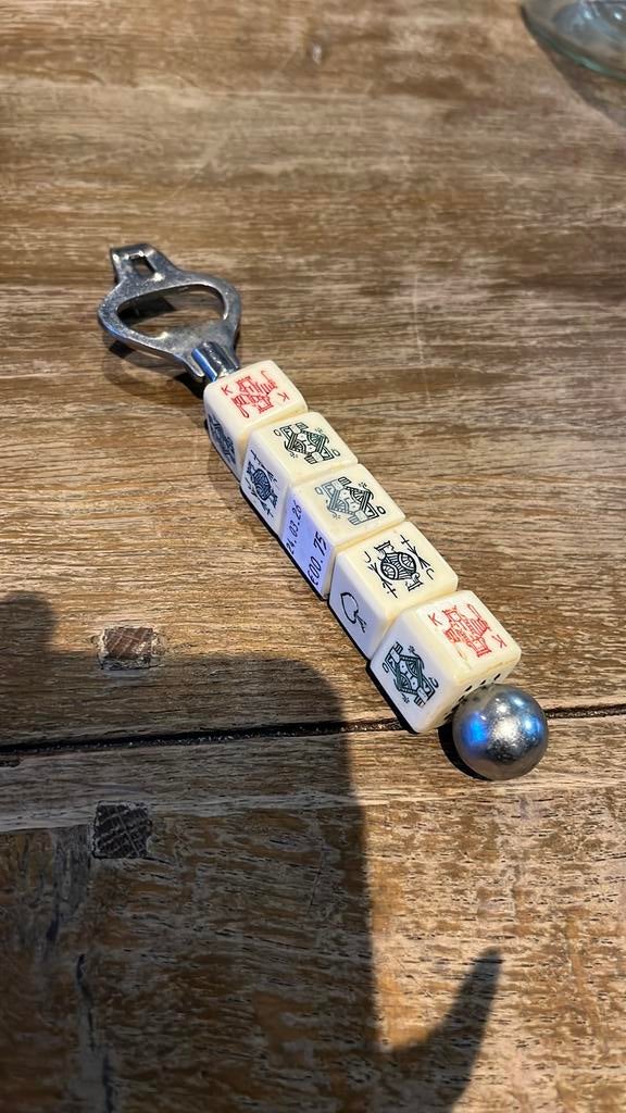 Leuke oude flessen opener met 5 poker dobbelstenen