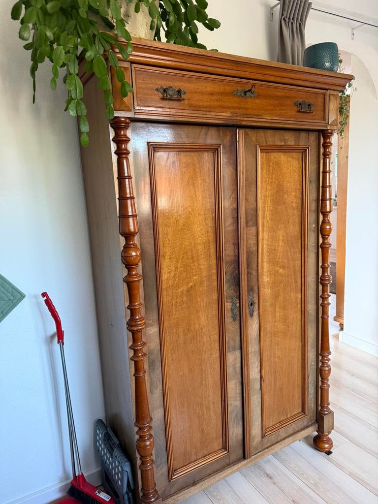 Antieke linnenkast, Ophalen